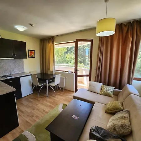 Апартамент Pine Tree Easy Access - Next 100m To Slope And Forest View *