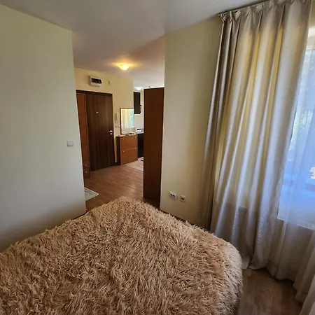 Апартамент Pine Tree Easy Access - Next 100m To Slope And Forest View